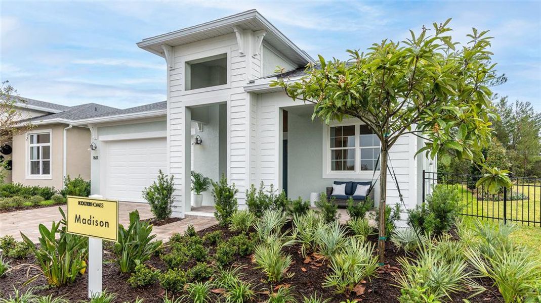 Exterior details and patio area of a home in , Deland (Image 3).
