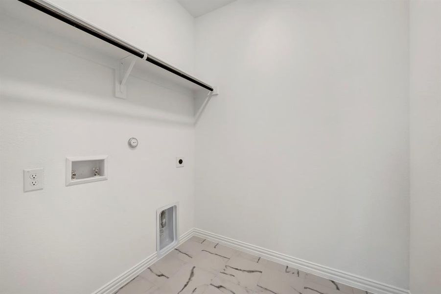 Spacious, unfurnished interior of a new home in Lily Creek at Sutton Fields, Aubrey (Image 15).