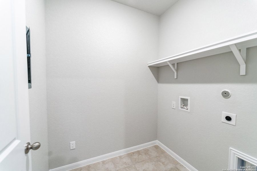 Spacious, unfurnished interior of a new home in Cloud Country, New Braunfels (Image 17).