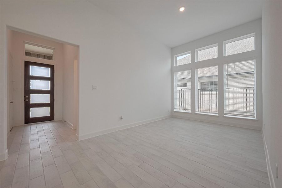 Spacious, unfurnished interior of a new home in Lago Mar, Texas City (Image 19).