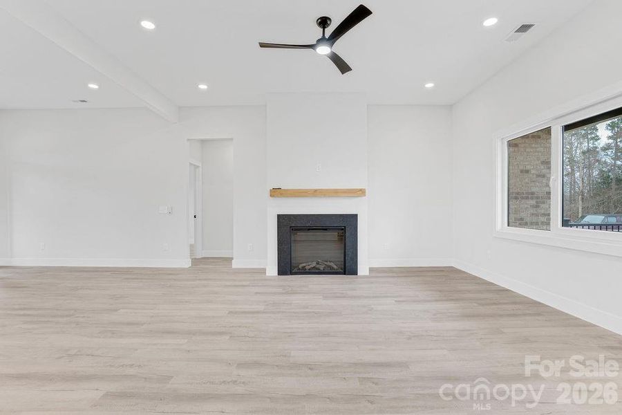 Spacious, unfurnished interior of a new home in , Dallas (Image 16).