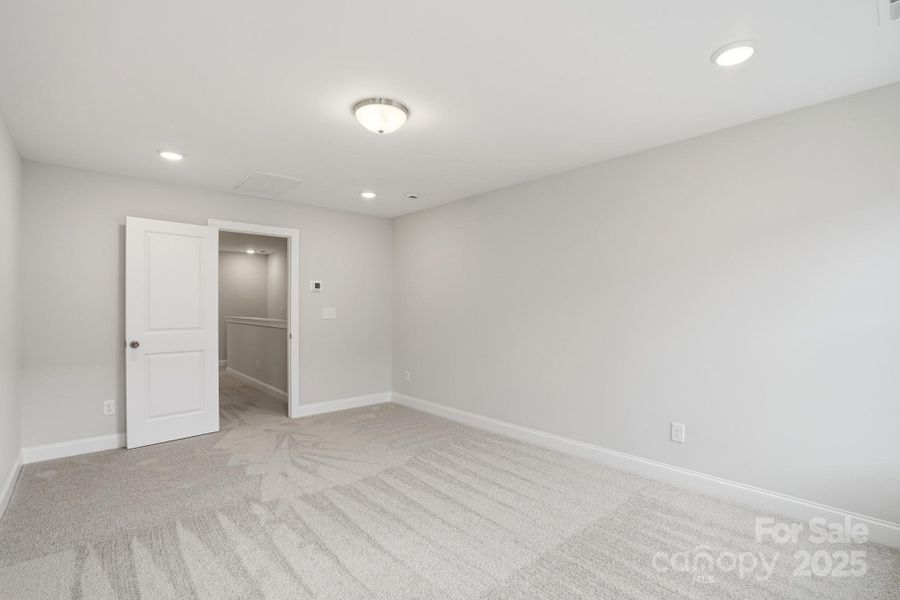 Spacious, unfurnished interior of a new home in Harrisburg Village, Harrisburg (Image 26).