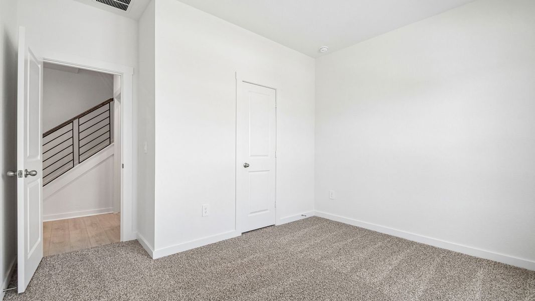 Spacious, unfurnished interior of a new home in Rosenbusch Ranch, Leander (Image 24).