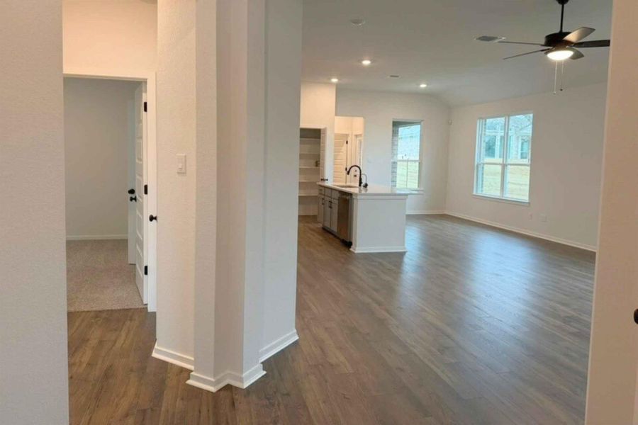 Spacious, unfurnished interior of a new home in Highland Village, Georgetown (Image 13).