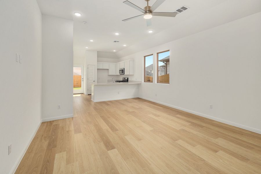 Spacious, unfurnished interior of a new home in Trinity Ranch, Elgin (Image 14).