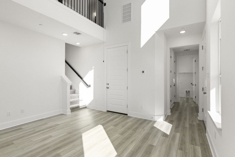 Spacious, unfurnished interior of a new home in Avery Centre, Round Rock (Image 13).