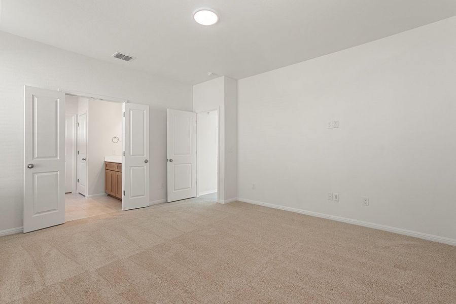 Spacious, unfurnished interior of a new home in Porter Country, Buda (Image 28).