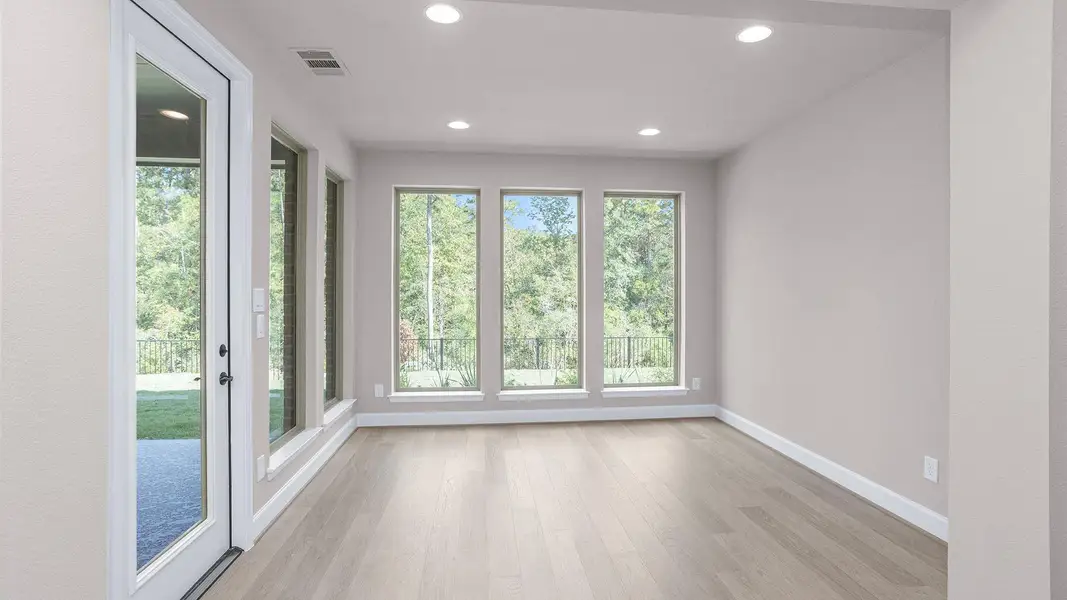 Spacious, unfurnished interior of a new home in Evergreen 70', Conroe (Image 11).