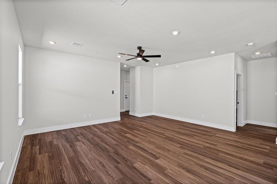Spacious, unfurnished interior of a new home in , Granbury (Image 33).
