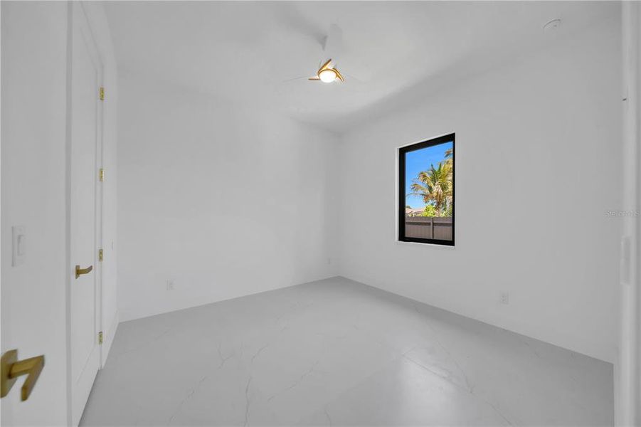 Spacious, unfurnished interior of a new home in , Cape Coral (Image 26).
