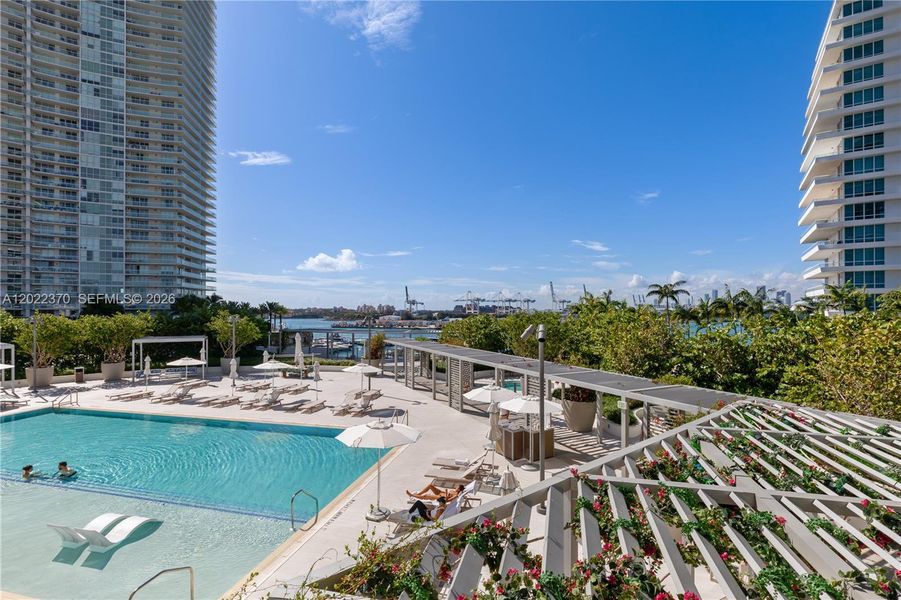 Condo located in Miami Beach, FL showcasing its design and architecture (Image 29).