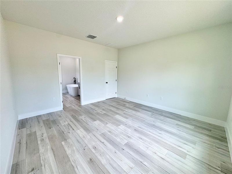 Spacious, unfurnished interior of a new home in , Sebring (Image 31).