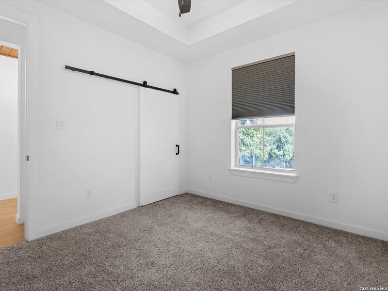 Spacious, unfurnished interior of a new home in , Canyon Lake (Image 11).