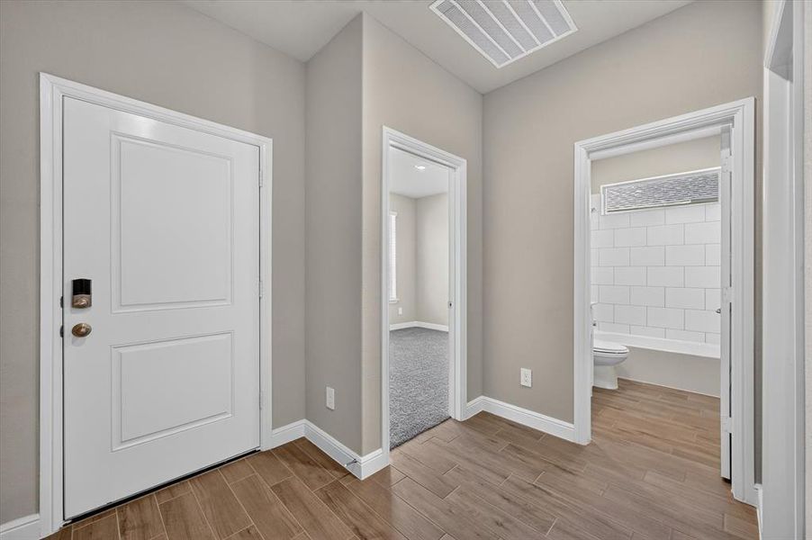 Spacious, unfurnished interior of a new home in , Justin (Image 27).