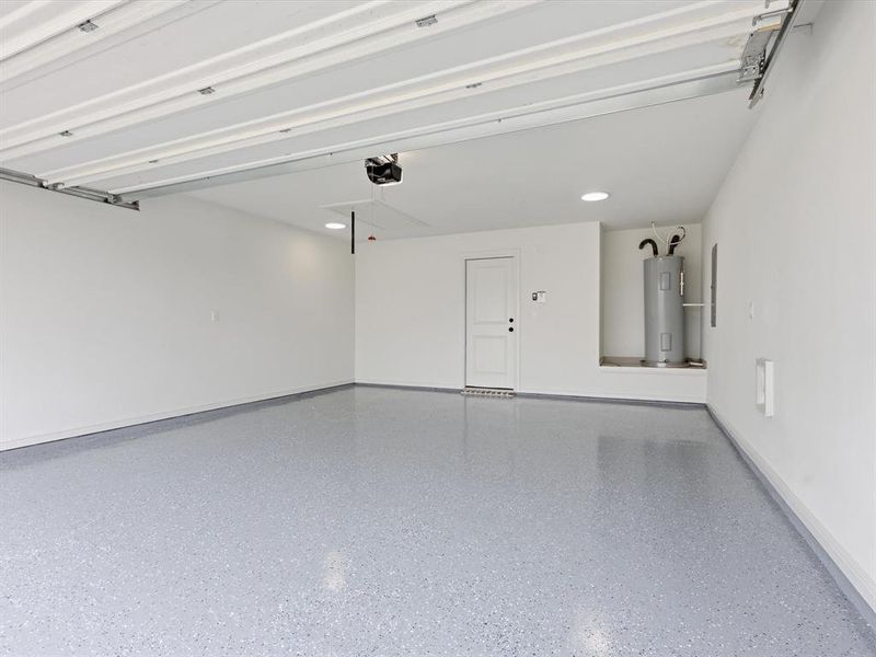 Spacious, unfurnished interior of a new home in , Tolar (Image 31).