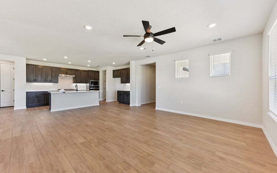 Spacious, unfurnished interior of a new home in Kissing Tree, San Marcos (Image 14).