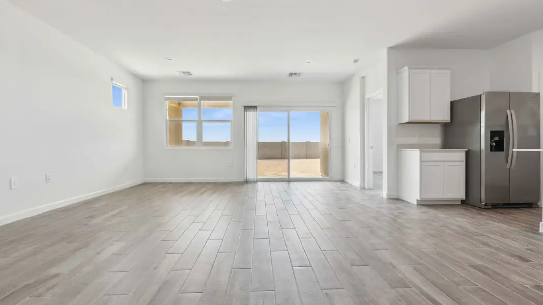 Spacious, unfurnished interior of a new home in Entrada Del Oro, Gold Canyon (Image 13).