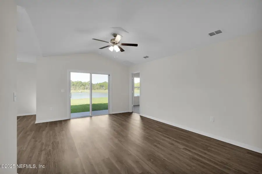 Spacious, unfurnished interior of a new home in Rolling Hills, Green Cove Springs (Image 17).