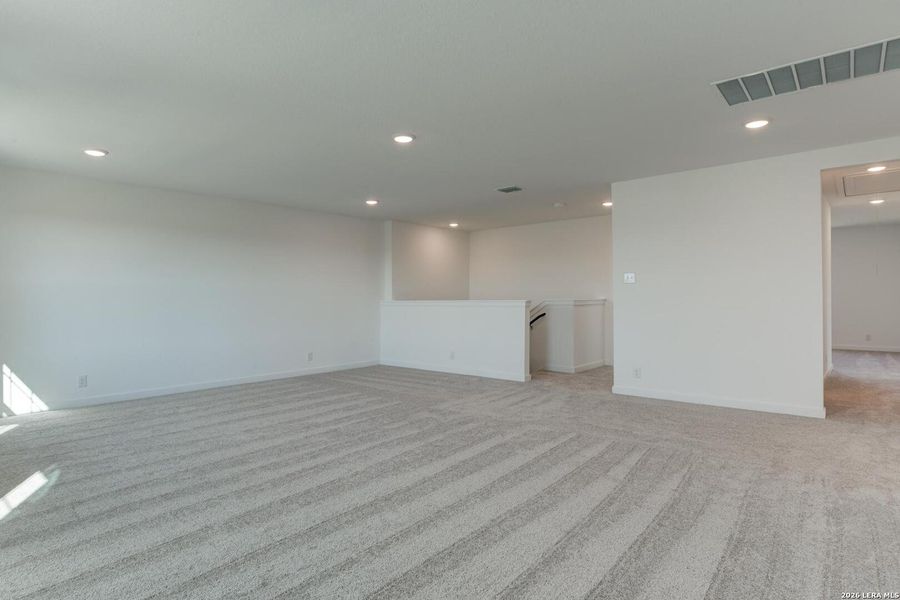 Spacious, unfurnished interior of a new home in Nopal Valley, San Antonio (Image 12).