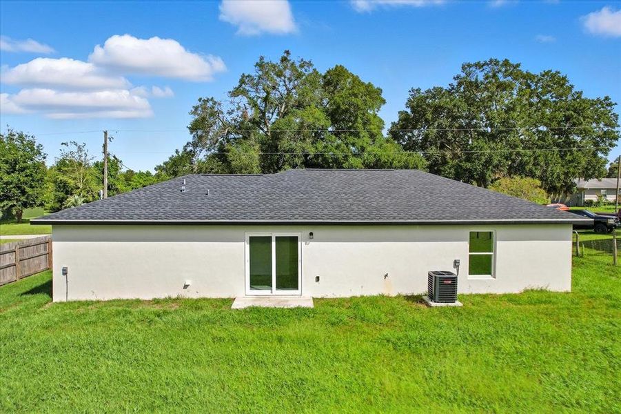 Exterior details and patio area of a home in , Dunnellon (Image 25).