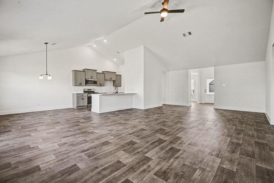 Spacious, unfurnished interior of a new home in , Angleton (Image 21).