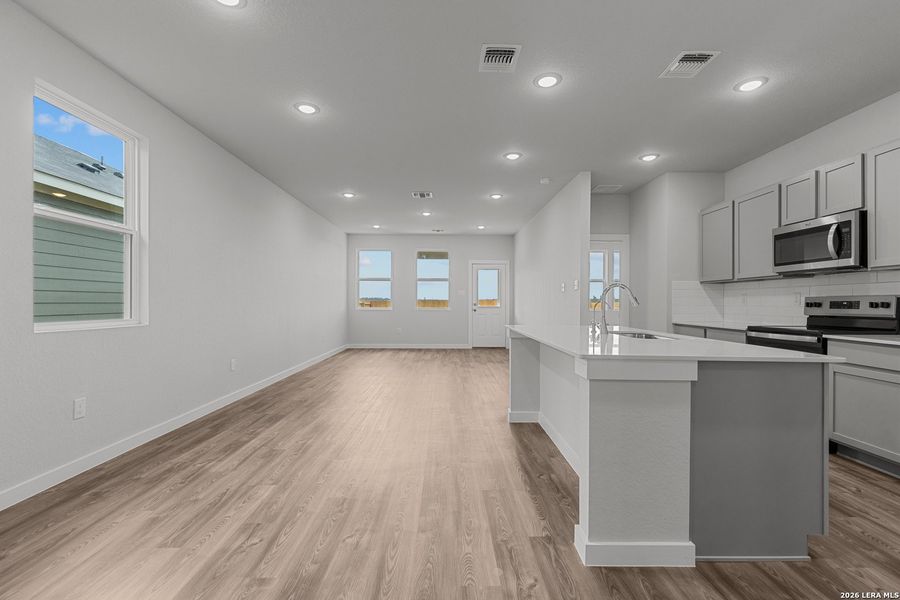 Spacious, unfurnished interior of a new home in Hacienda, San Antonio (Image 16).