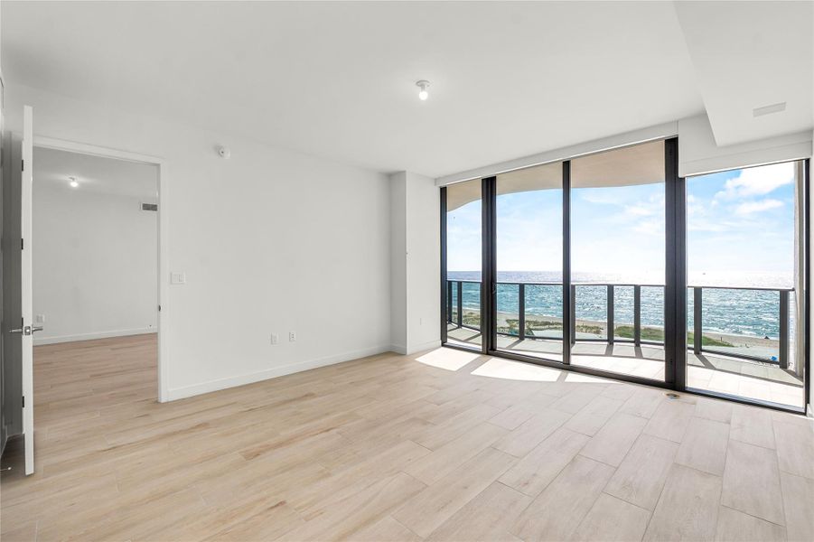 Spacious, unfurnished interior of a new home in Casamar, Pompano Beach (Image 39).
