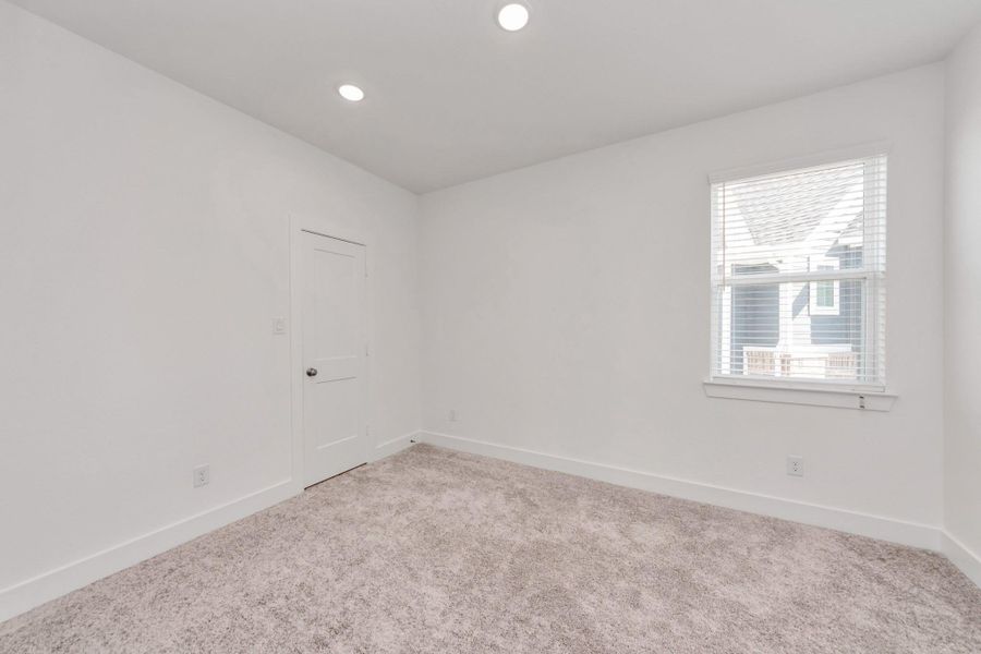 Spacious, unfurnished interior of a new home in Sienna, Missouri City (Image 27).