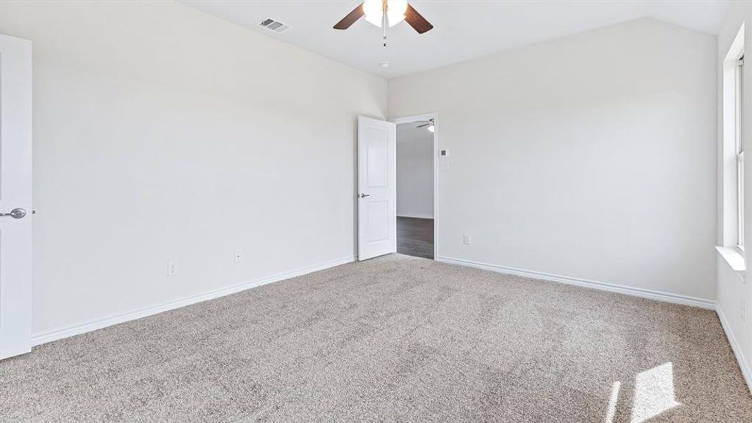 Spacious, unfurnished interior of a new home in Bel Air Village, Sherman (Image 16).