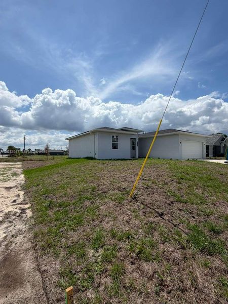 Exterior details and patio area of a home in , Cape Coral (Image 16).
