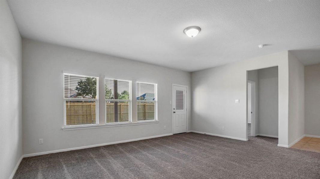 Representative unfurnished interior of a home built from the Ozark by D.R. Horton in Saratoga, Granbury (Image 16).