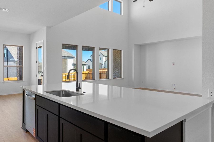 Large Center Island in Kitchen