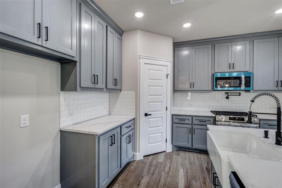 Furnished interior view inside a new home in , Irving (Image 9).