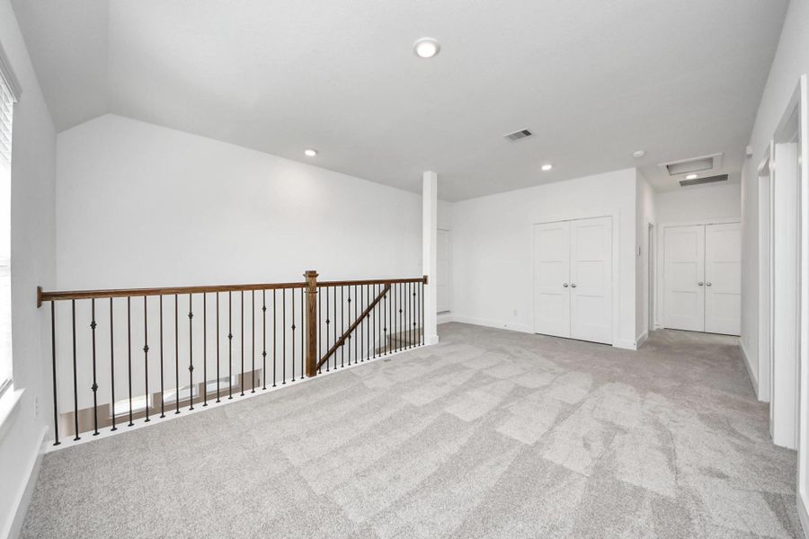 Spacious, unfurnished interior of a new home in Sunterra: Landmark Collection, Katy (Image 8).