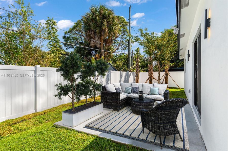 Exterior details and patio area of a home in , Fort Lauderdale (Image 4).