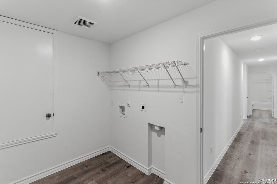 Spacious, unfurnished interior of a new home in The Overlook at Creekside, New Braunfels (Image 20). Spacious, unfurnished interior of a new home in The Overlook at Creekside, New Braunfels (Image 20).