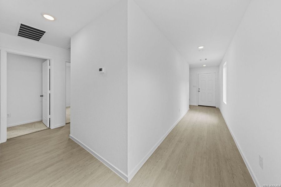 Spacious, unfurnished interior of a new home in Spring Grove, St. Hedwig (Image 9).