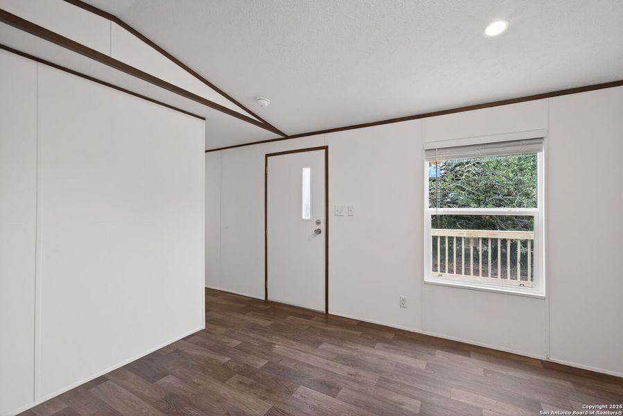 Spacious, unfurnished interior of a new home in , Bandera (Image 14).
