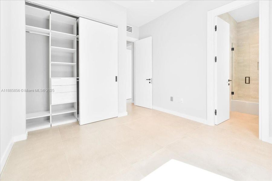 Spacious, unfurnished interior of a new home in , Miami (Image 15).