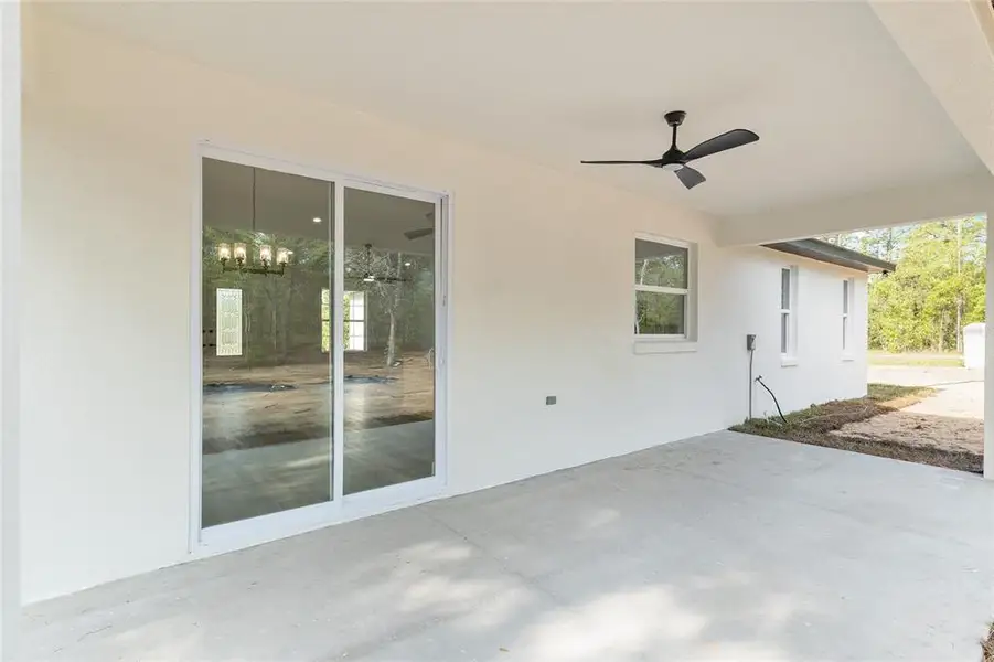 Exterior details and patio area of a home in , Dunnellon (Image 4).
