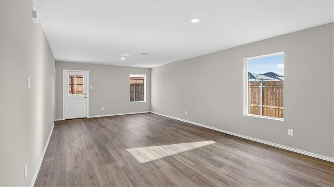 Spacious, unfurnished interior of a new home in Hickory Grove, Denton (Image 8).