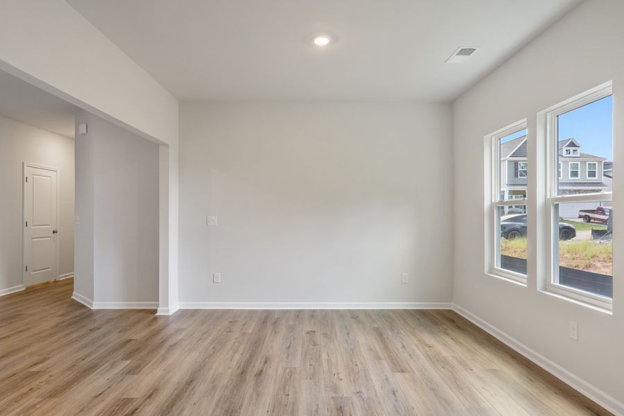 Spacious, unfurnished interior of a new home in Richmond Hill, Inman (Image 19).