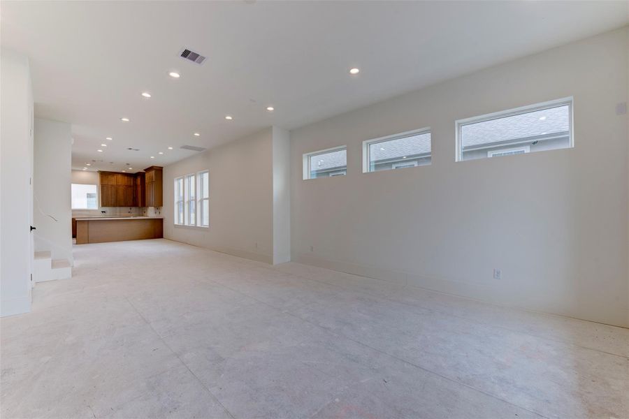 Spacious, unfurnished interior of a new home in , Houston (Image 9).