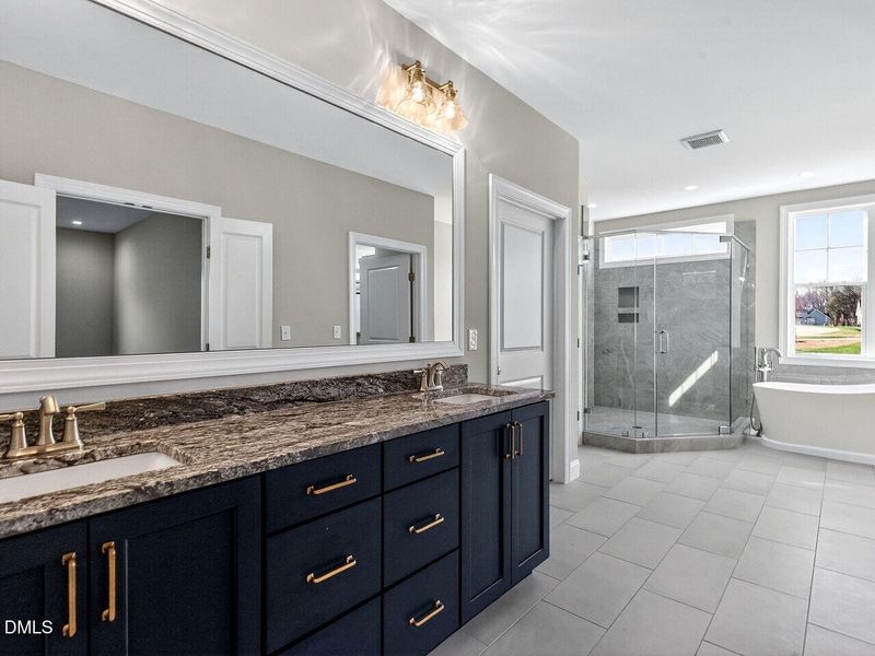 025-1280x960-primary-bath