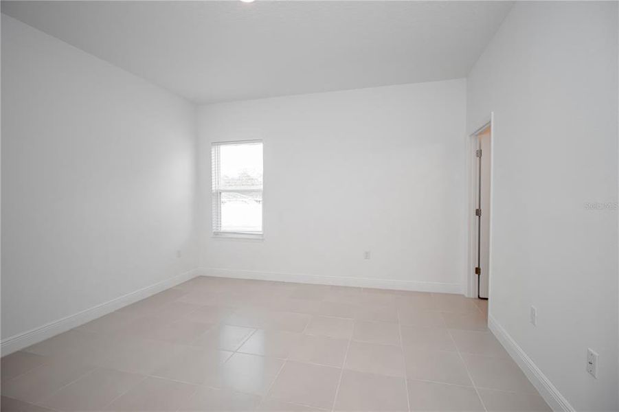 Spacious, unfurnished interior of a new home in , Citrus Springs (Image 19).