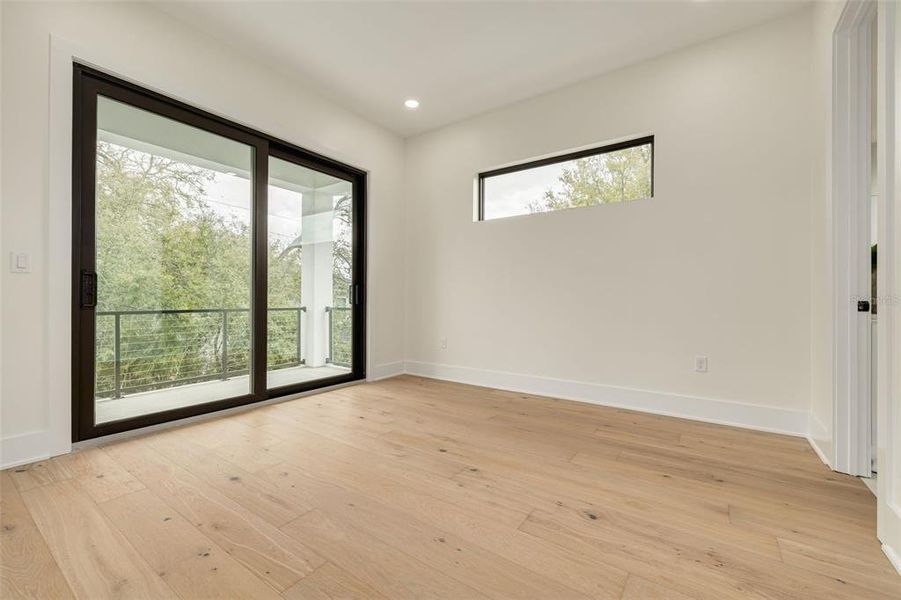 Spacious, unfurnished interior of a new home in , Tampa (Image 26).