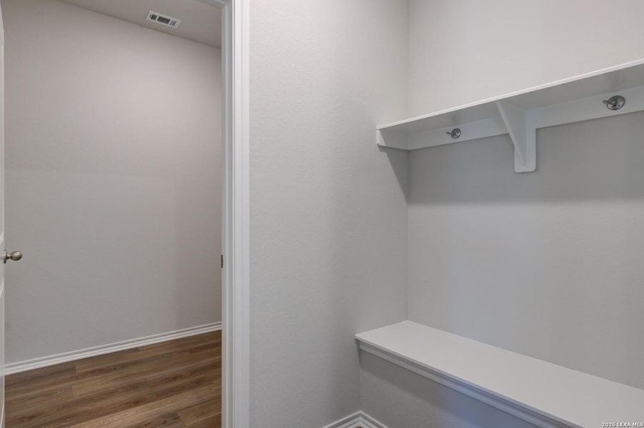 Spacious, unfurnished interior of a new home in Nopal Valley, San Antonio (Image 12).