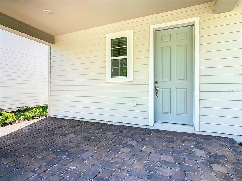 Exterior details and patio area of a home in , Winter Garden (Image 3).