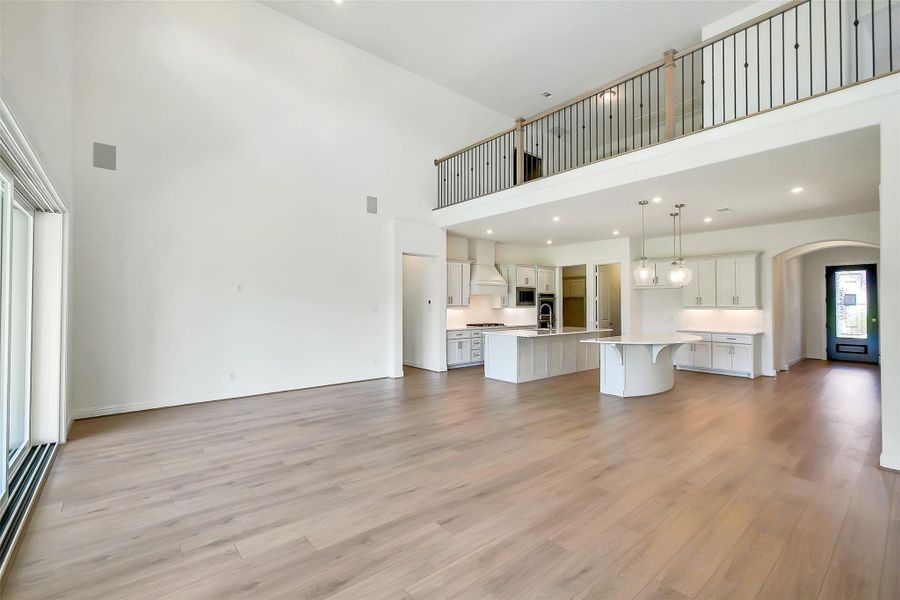 Spacious, unfurnished interior of a new home in Sienna 65', Missouri City (Image 33).