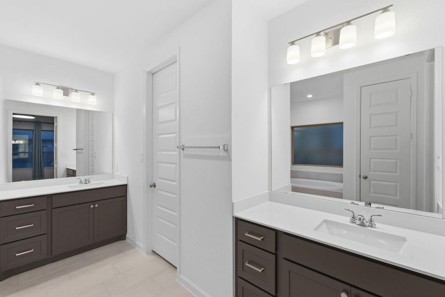 Furnished interior view inside a new home in Meridiana 40'/45', Manvel (Image 37).